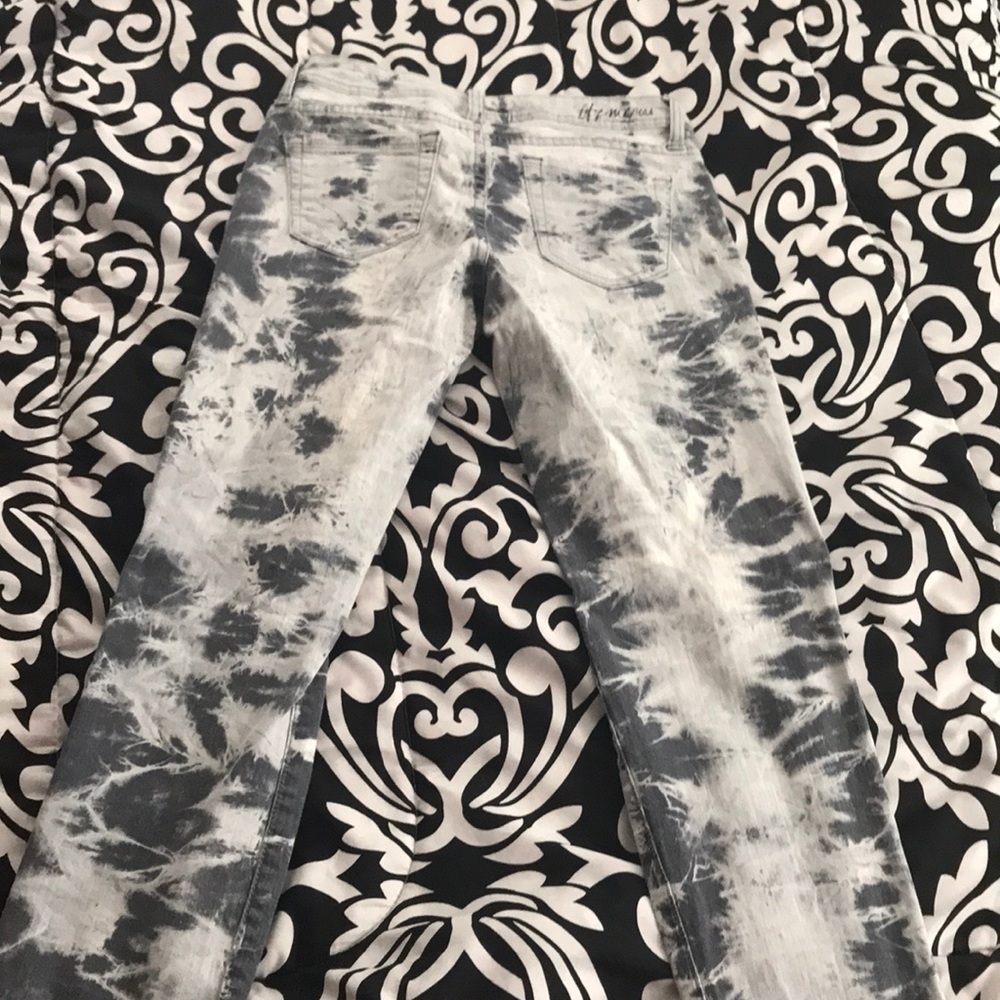 Itz Me Premium distressed Jeans - Picture 2 of 3